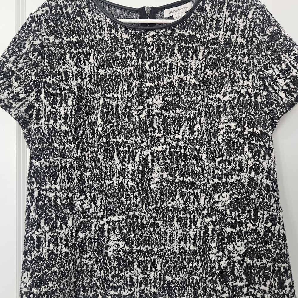 Liz Claiborne Monochrome Patterned Short Sleeve Top